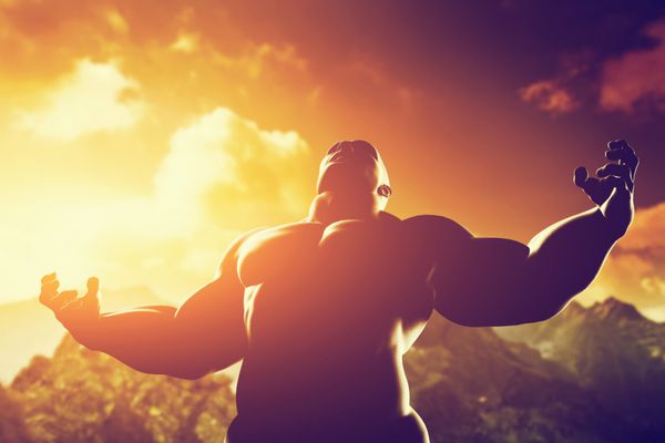 مرد قوی عضلانی با قهرمان شکل بدنی ورزشکار که بیانگر قدرت و قدرت او در قله کوه در هنگام غروب خورشید است