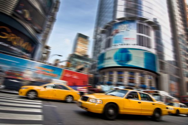 تاکسی های زرد در خیابان های منهتن شهر نیویورک ایالات متحده آمریکا