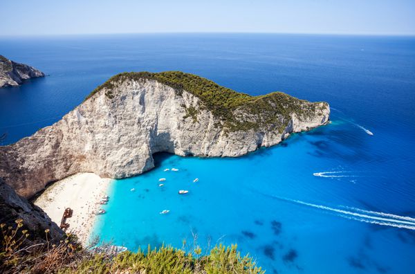 ساحل بهشت معروف Navagio با کشتی غرق شده