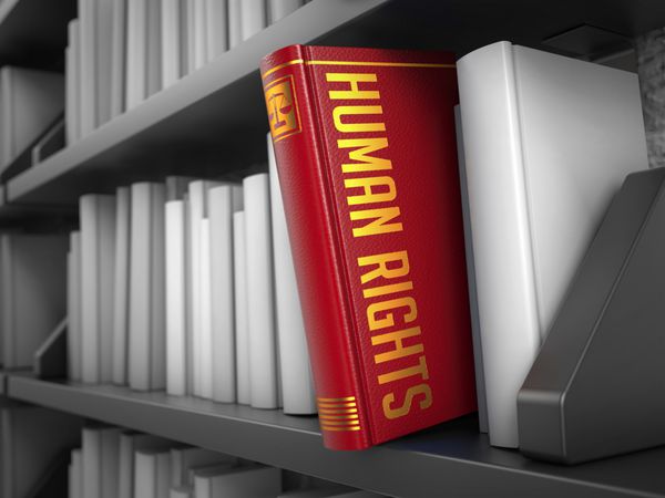 حقوق بشر - کتاب در قفسه کتاب سیاه بین کتابهای سفید