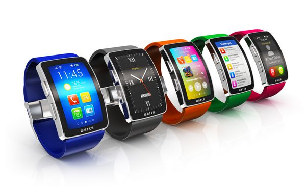 تحرک خلاقانه تجاری و مفهوم فناوری دستگاه های پوشیدنی موبایل مدرن مجموعه ای از ساعت ها یا ساعت های هوشمند دیجیتال رنگی با رابط صفحه نمایش رنگارنگ جدا شده در پس زمینه سفید
