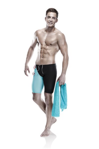 مرد جوان جذاب قفقازی شناگر با عینک و حوله ایزوله شده روی پس زمینه سفید