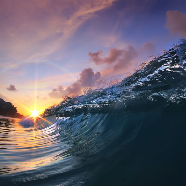 غروب خورشید در دریا با موج زیبای آبی سبز