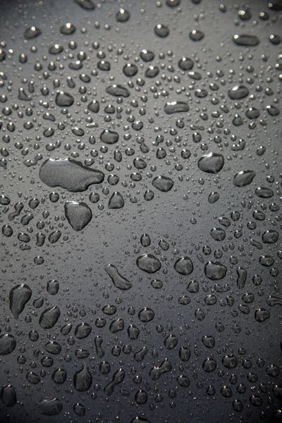 قطرات باران روی ماشین