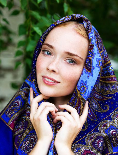 زن زیبایی روسی با روسری طرح دار ملی