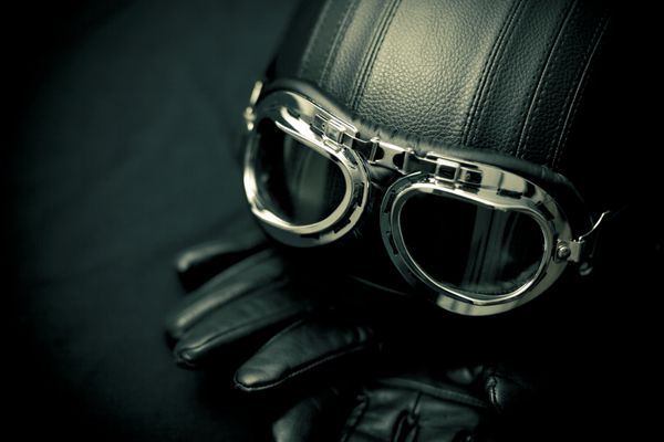 کلاه ایمنی موتور سیکلت قدیمی با دستکش و عینک