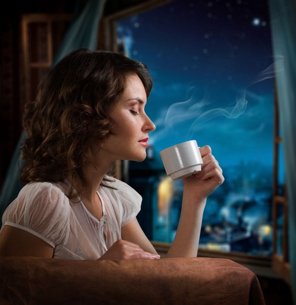 زن زیبا در حال نوشیدن قهوه