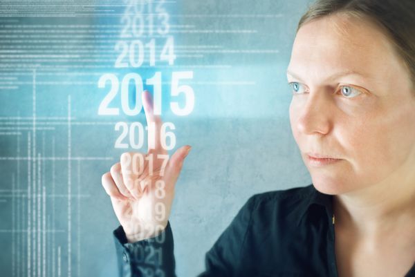 زن شماره 2015 را روی صفحه نمایش مجازی فشار می دهد سال نو مبارک