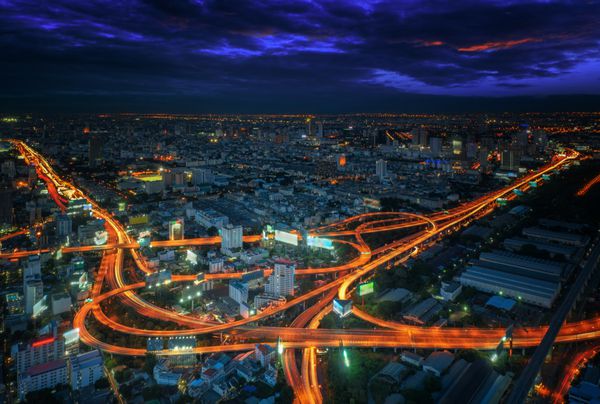 نمای شب شهر بانکوک با ترافیک اصلی و راه و جاده سریع السیر