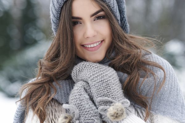 زن زیبا عاشق طبیعت در زمستان