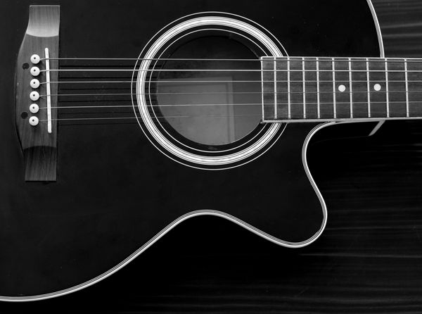 گیتار آکوستیک سیاه و سفید اتاق موسیقی