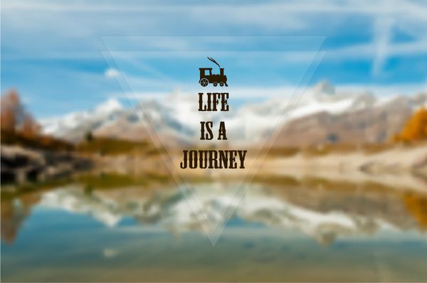 برچسب سفر پاییزی با نماد قطار و با متن زندگی سفری است در پس‌زمینه‌ای از نمای تار در دریاچه کوه و جنگل وکتور