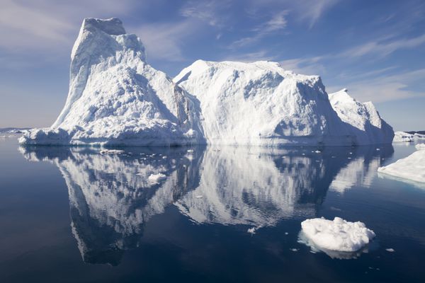 سفر با یک کشتی تحقیقاتی در میان کوه های یخی قطبی مطالعه پدیده گرمایش جهانی ذوب شدن فاجعه بار یخ های مناطق قطبی