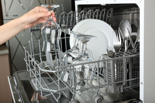 ماشین ظرفشویی را با ظروف تمیز در آن باز کنید