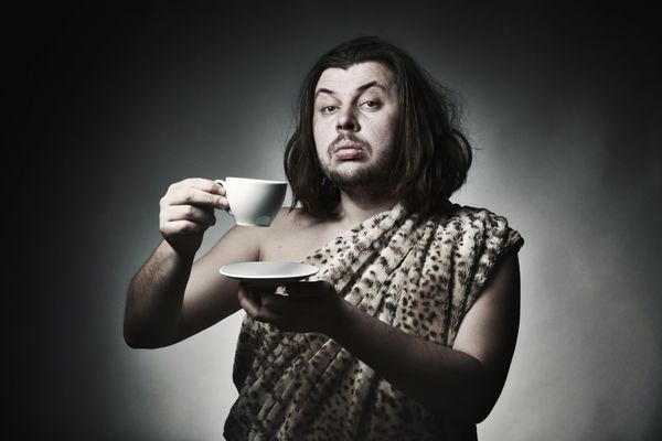 مرد وحشی در پوست جانور چای یا قهوه می نوشد