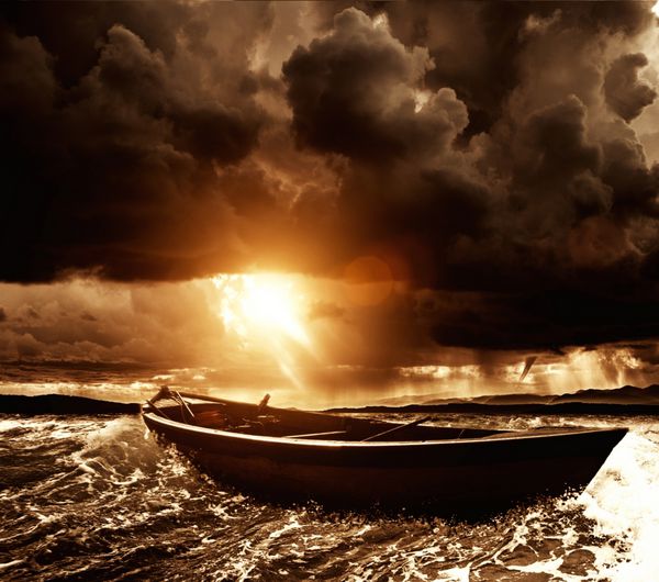 قایق چوبی در دریای طوفانی