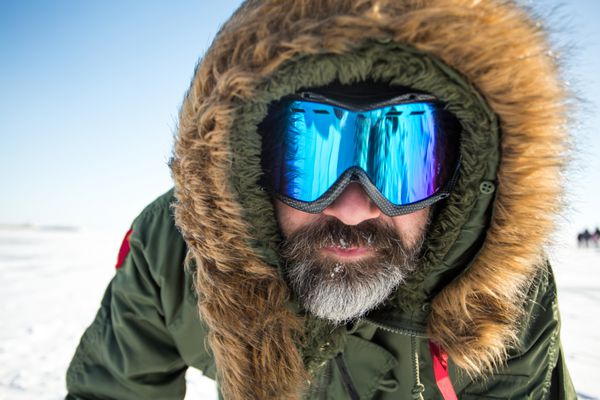 پرتره نزدیک از ماجراجوی زمستانی بر روی پس زمینه آسمان و برف سبک زندگی سالم ورزشی فعال