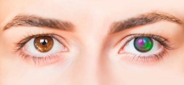 لنز دوربین داخل چشم و چشم معمولی