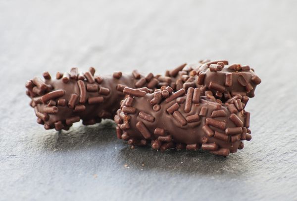 شکلات روکش شده با آب نبات ترافل با پودر تزئینی برای این مناسبت
