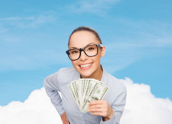 مفهوم تجارت پول و بانکداری - تاجر خندان با عینک با پول نقد دلاری بر فراز آسمان آبی با پس زمینه ابر سفید