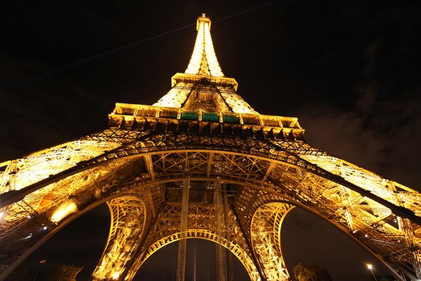 پاریس - 31 اکتبر روشنایی برج ایفل در شب 31 اکتبر 2012 در پاریس فرانسه