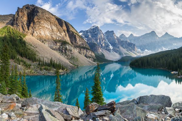 دریاچه مورین با منظره کوه های y در بنف کانادا