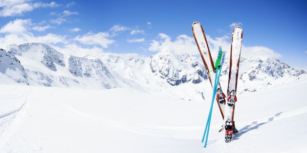 اسکی فصل زمستان کوهستان و تجهیزات اسکی در پیست اسکی
