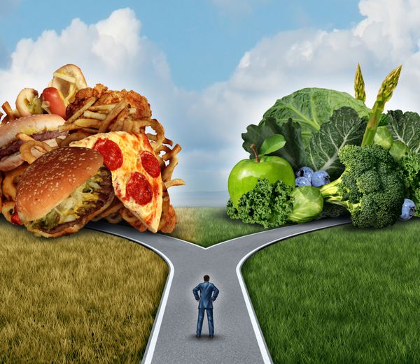 مفهوم تصمیم گیری رژیم غذایی و انتخاب های تغذیه دوراهی بین میوه و سبزیجات سالم سالم و تازه یا فست فود غنی از کلسترول چرب با مردی که در دوراهی تلاش می کند تصمیم بگیرد چه بخورد