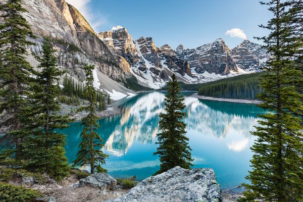 عصر در دریاچه مورن که از توده گرفته شده است احتمالاً این دریاچه نمادین ترین دریاچه کانادا است پارک ملی بنف - آلبرتا
