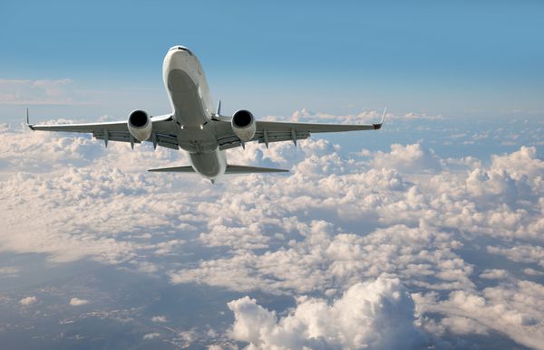 هواپیمای مسافربری در ابرها سفر با حمل و نقل هوایی