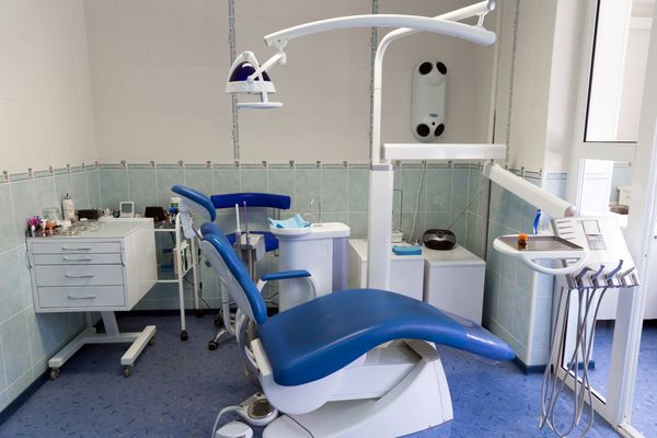 فضای داخلی اتاق و صندلی دندانپزشکی