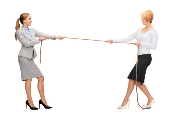 مفهوم رقابت تجاری - دو تاجر زن خندان در حال کشیدن طناب