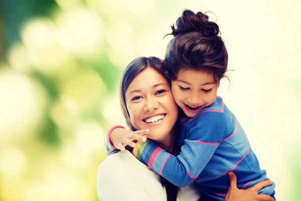 مفهوم خانواده کودکان و افراد شاد - در آغوش گرفتن مادر و دختر