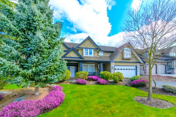 خانه لوکس سفارشی بزرگ با حیاط جلویی زیبا در حومه ونکوور کانادا