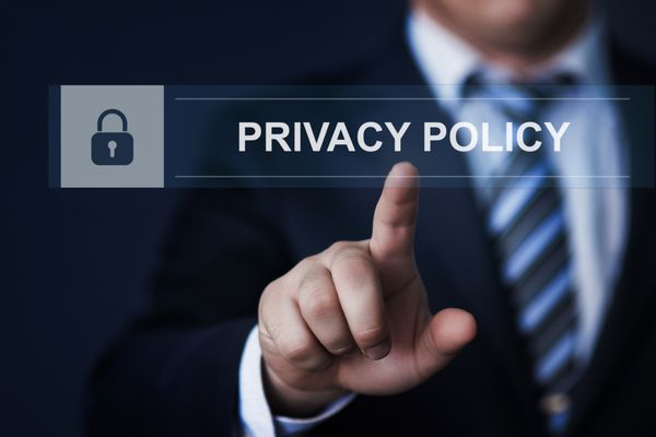 مفهوم تجارت فناوری اینترنت و شبکه - تاجری که دکمه سیاست حفظ حریم خصوصی را روی صفحه‌های مجازی فشار می‌دهد