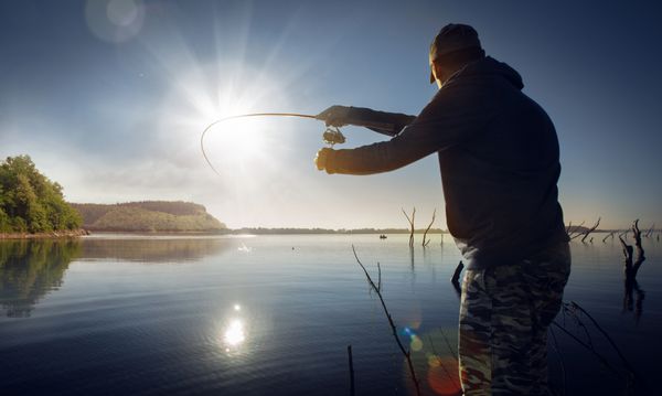 مردی در حال ماهیگیری در دریاچه