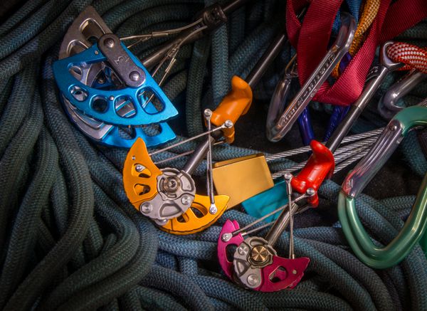 وسایل کوهنوردی رنگارنگ از جمله طناب و چوک