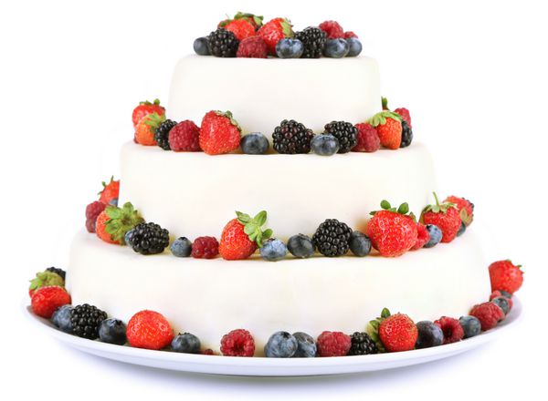 کیک عروسی زیبا با انواع توت ها جدا شده روی سفید
