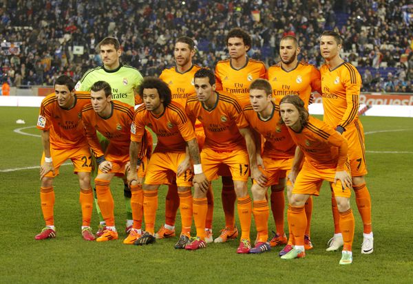 سلونا - 21 ژانویه ترکیب رئال مادرید قبل از مسابقه جام پادشاهان اسپانیا بین اسپانیول و رئال مادرید در استادی کورنلا در 21 ژانویه 2014 در سلونا اسپانیا