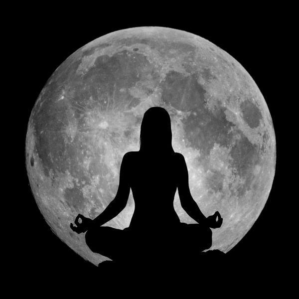 شبح موقعیت نیلوفر آبی یوگا در برابر ماه کامل