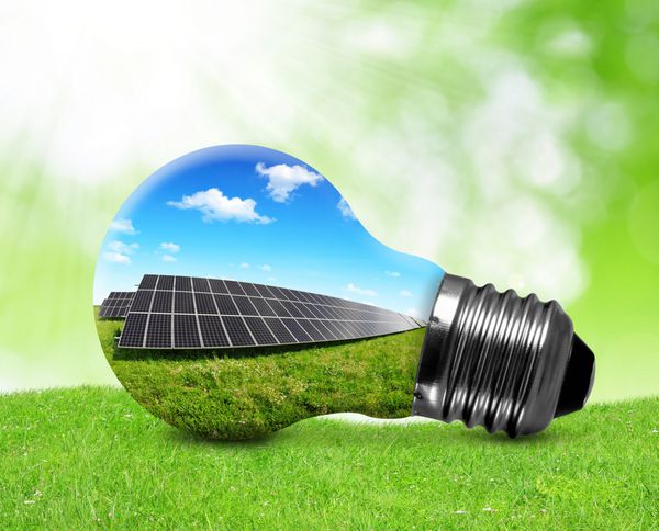 پنل های خورشیدی در لامپ مفهوم انرژی سبز