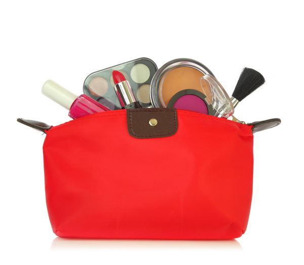 لوازم آرایشی مختلف در یک کیسه قرمز جدا شده روی سفید