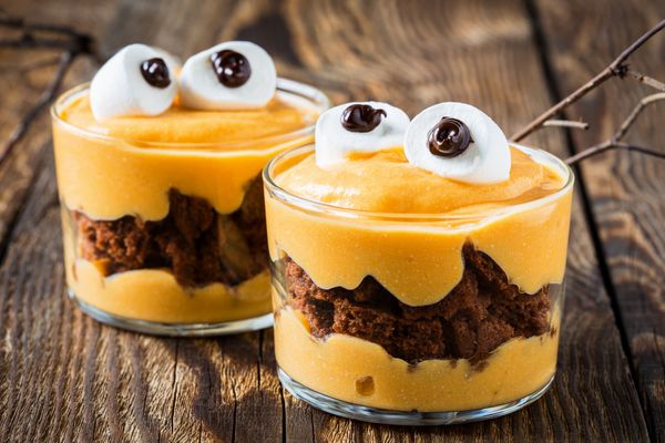 خوراکی‌های هالووین دسر هیولای کوچک با کوکی‌های شکلاتی و کرم ماسکارپونه پرتقالی با چشم‌های درشت مارشمالو