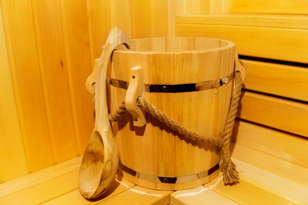 سونای چوبی کلاسیک داخل جزئیات سطل در سونا