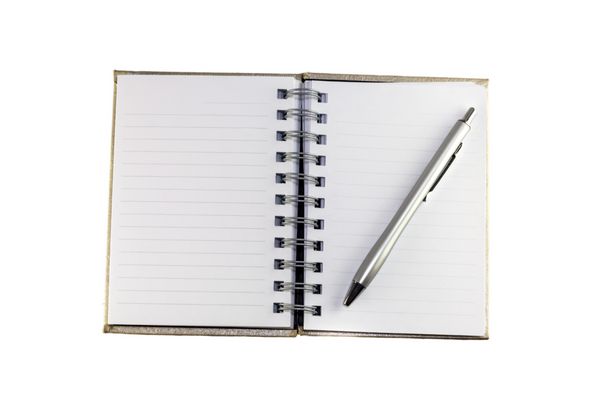 دفتر و خودکار دفترچه یادداشت و خودکار در پس زمینه سفید