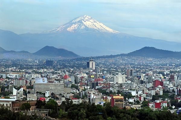 مکزیکو سیتی - مارس 01 2010 کوه آتشفشانی پوپوکاتپتل بر فراز شهر مکزیک قرار گرفته است این فعال ترین آتشفشان در مکزیک با بیش از 15 فوران بزرگ از زمان ورود اسپانیایی ها در سال 1519 است