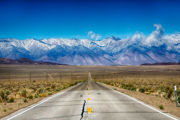 یک سفر جاده ای در امتداد رشته کوه سیرا نوادای شرقی کالیفرنیا ایالات متحده آمریکا