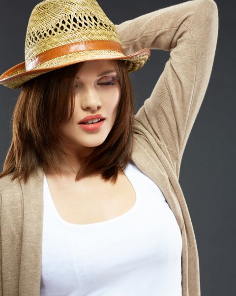 لباس زن جوان با کلاه پرتره استودیویی