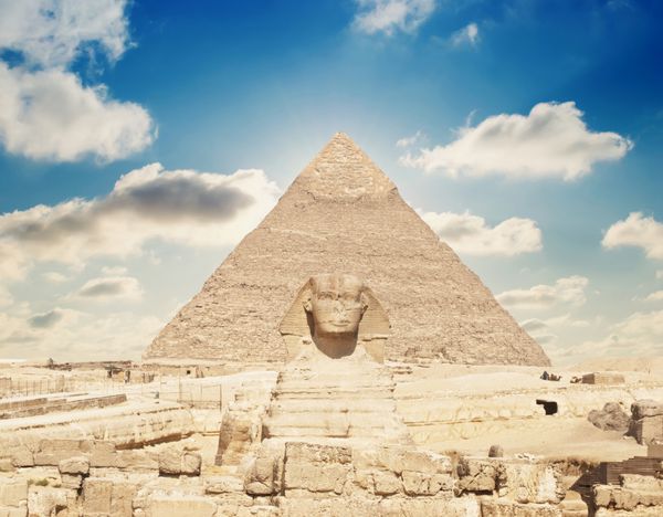 هرم بزرگ فرعون خوفو واقع در جیزه و ابوالهول مصر