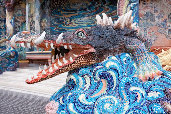 استان ناخونراچاسیما تایلند - 20 فوریه مجسمه موجودات افسانه ای در معبد بان رای تایلند 20 فوریه 2014 معبد محل اقامت اعتراف کننده شخصی پادشاه تایلند است